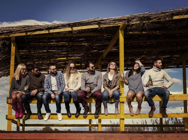 Happy Group Friends Spędzać Czas Beach House Zabawy Picia Piwa — Zdjęcie stockowe