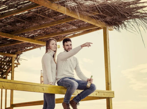 Paar Trinkt Herbst Gemeinsam Bier Leerer Strandbar — Stockfoto