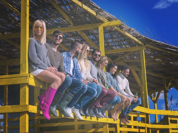 Heureux Groupe Amis Traînant Beach House Amuser Boire Bière Jour — Photo