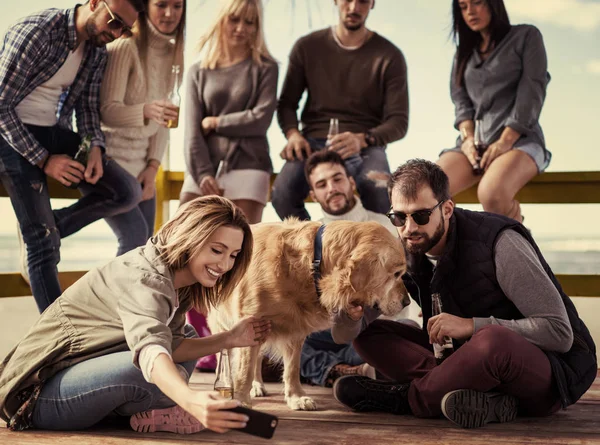 Grupo Feliz Dos Amigos Que Penduram Para Fora Casa Praia — Fotografia de Stock