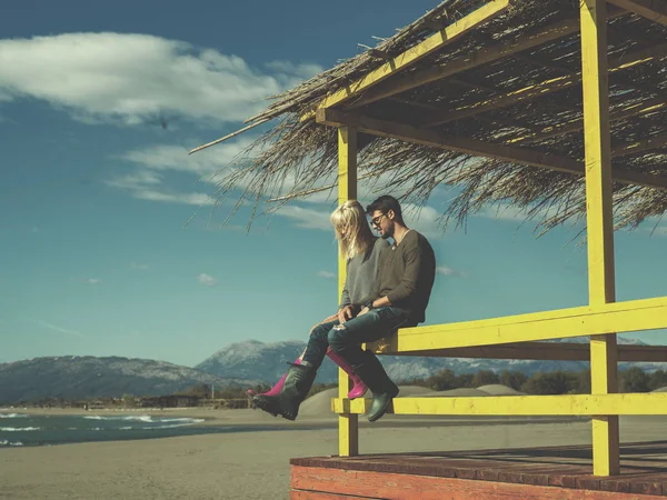 Couple Drinking Beer Together Empty Beach Bar Autumn Time — Stock Photo, Image