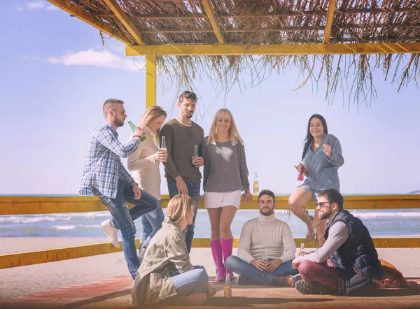 Happy Group Friends Pasando Rato Beach House Divirtiéndose Bebiendo Cerveza — Foto de Stock