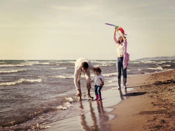 Сім Маленькою Донькою Відпочиває Розважається Змієм Пляжі Осінній День Кольоровий — стокове фото