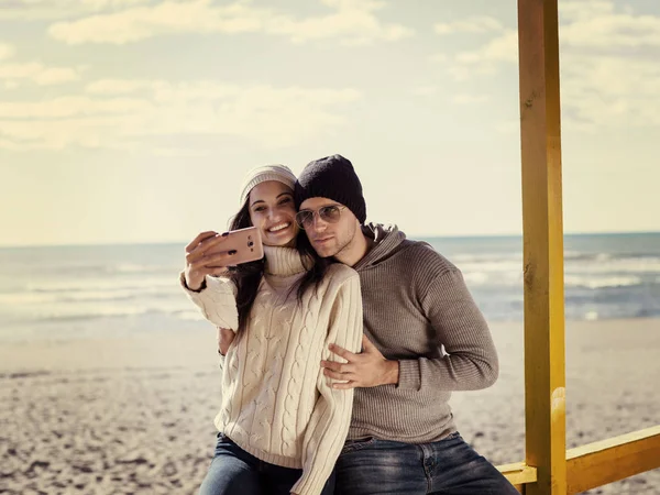 Velmi Šťastný Pár Lásce Selfie Pláži Autmun Den Barevný Filtr — Stock fotografie