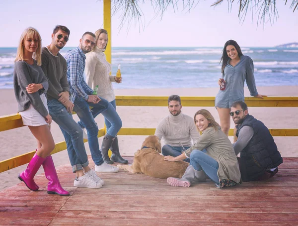 Ευτυχισμένη Ομάδα Φίλων Κρέμονται Έξω Στο Beach House Διασκεδάζοντας Και — Φωτογραφία Αρχείου