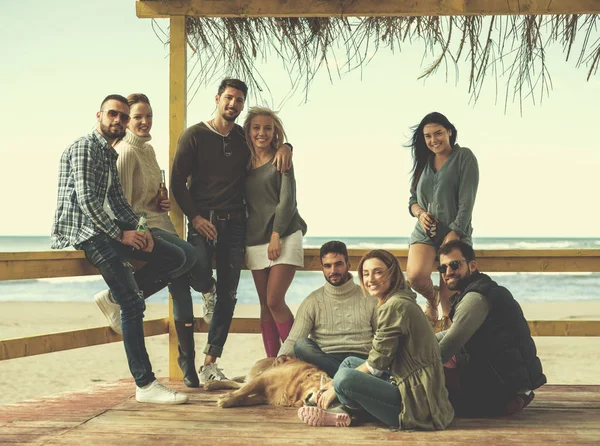 Happy Group Friends Hanging Out Beach House Plezier Hebben Bier — Stockfoto