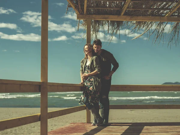 Gelukkige Paar Enyojing Tijd Samen Het Strand Tijdens Herfstdag Gekleurde — Stockfoto