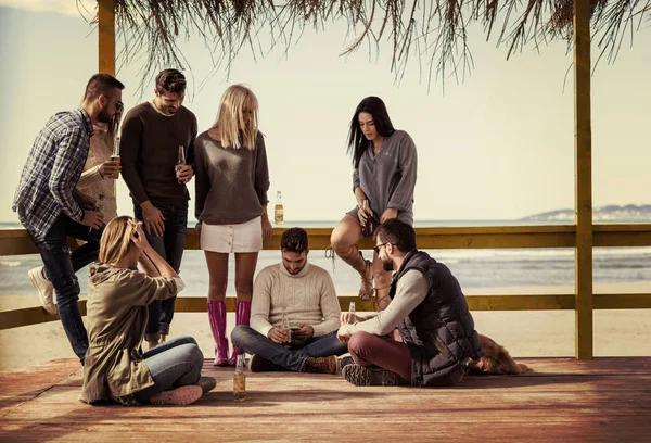 Happy Group Friends Pasando Rato Beach House Divirtiéndose Bebiendo Cerveza —  Fotos de Stock