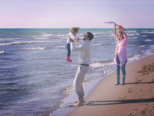 Rodina Malou Dcerou Odpočívá Baví Drakem Pláži Během Podzimního Dne — Stock fotografie