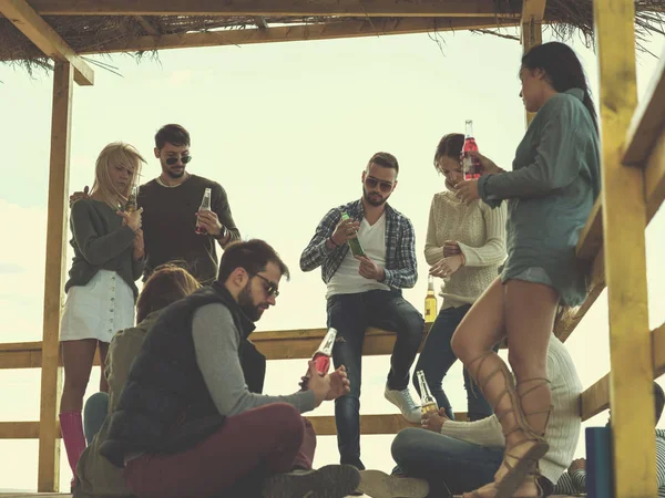 Grupo Feliz Dos Amigos Que Penduram Para Fora Casa Praia — Fotografia de Stock