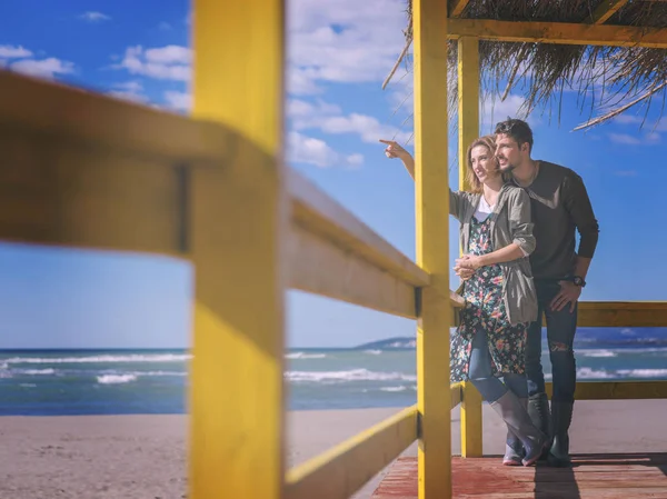 Gelukkige Paar Enyojing Tijd Samen Het Strand Tijdens Herfstdag Gekleurde — Stockfoto