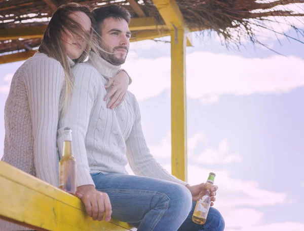 Couple Boire Bière Ensemble Dans Bar Plage Vide Pendant Automne — Photo