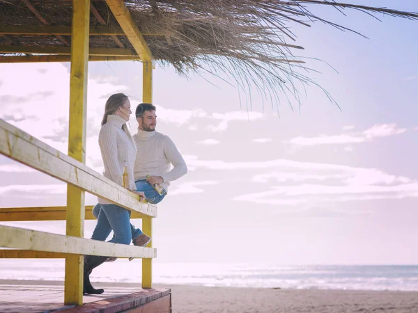 Couple Boire Bière Ensemble Dans Bar Plage Vide Pendant Automne — Photo