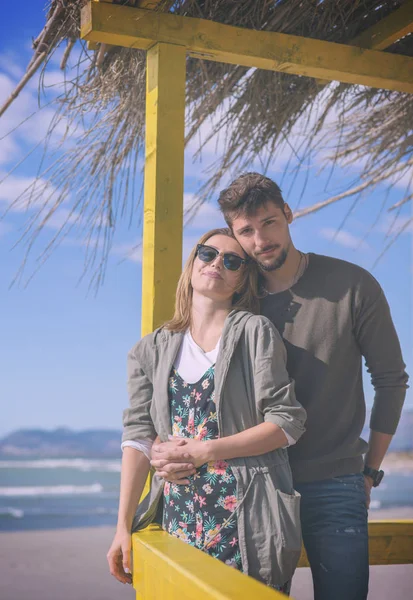 Feliz Casal Enyojing Tempo Juntos Praia Durante Dia Outono Filtro — Fotografia de Stock