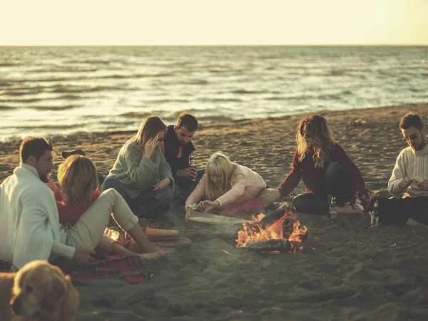 Happy Carefree Mladí Přátelé Baví Pití Pivo Bonefire Beach Sun — Stock fotografie