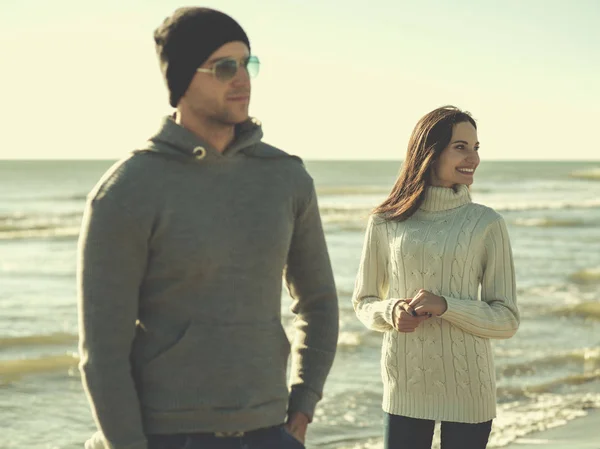 Jong Stel Hebben Plezier Wandelen Knuffelen Het Strand Tijdens Herfst — Stockfoto