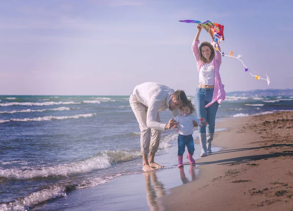 Küçük Kızının Dinlendiği Sonbahar Günü Kumsalda Uçurtmayla Eğlendiği Bir Aile — Stok fotoğraf