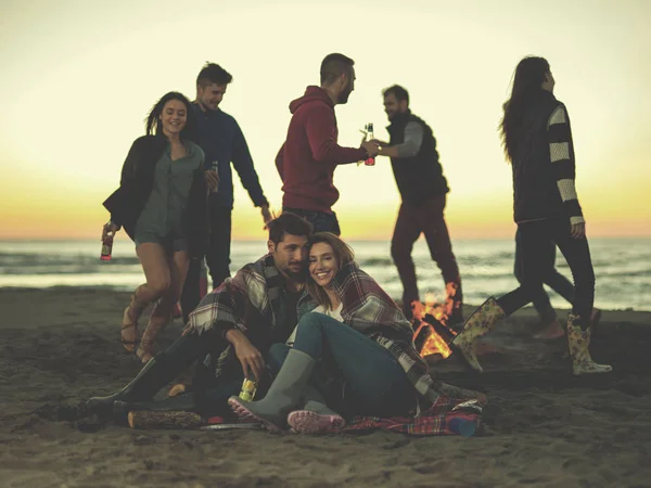 Νεαρό Ζευγάρι Κάθεται Φίλους Γύρω Από Campfire Στην Παραλία Στο — Φωτογραφία Αρχείου