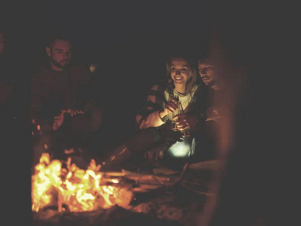 Casal Jovem Sentado Com Amigos Torno Fogueira Praia Noite Beber — Fotografia de Stock