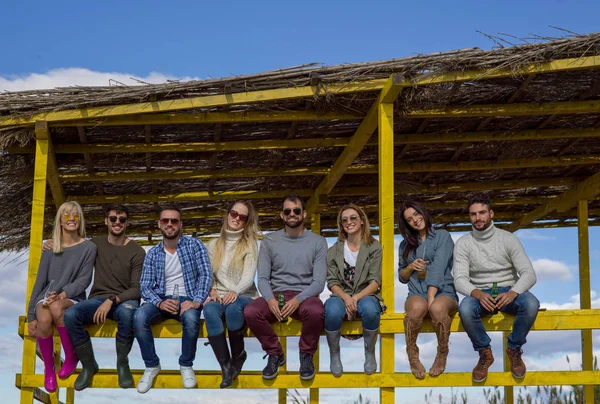 Happy Group Friends Παρέα Στο Beach House Διασκεδάζοντας Και Πίνοντας — Φωτογραφία Αρχείου