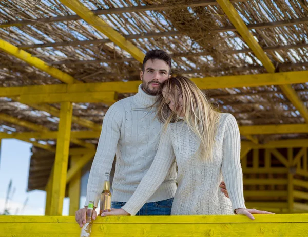 Casal Beber Cerveja Juntos Bar Praia Vazio Durante Outono — Fotografia de Stock