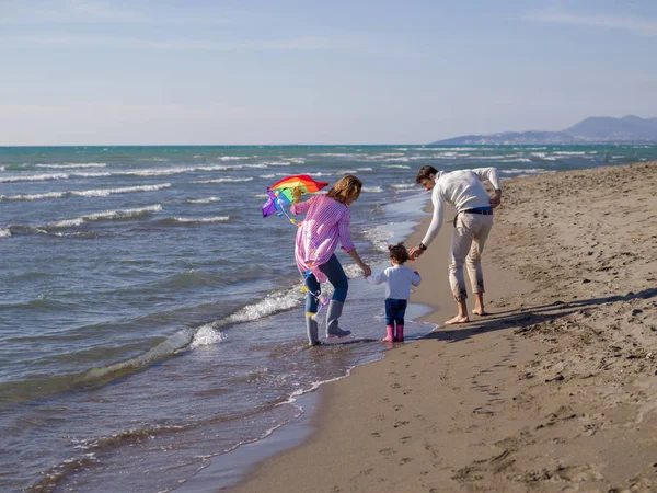 Família Com Pequena Filha Descansando Divertindo Com Papagaio Praia Durante — Fotografia de Stock