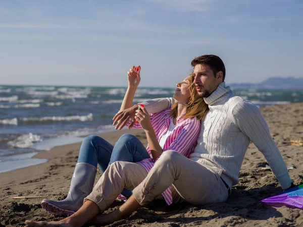 Pareja Joven Divirtiéndose Haciendo Burbujas Jabón Playa Día Otoño —  Fotos de Stock