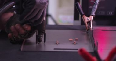 ağır çekimde fabrika küçük işletme dükkanda Bileme çelik yapı ve yapım sanayi işçisi elektrikli tekerlekli kıvılcım