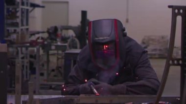 ağır çekimde fabrika küçük işletme dükkanda Bileme çelik yapı ve yapım sanayi işçisi elektrikli tekerlekli kıvılcım