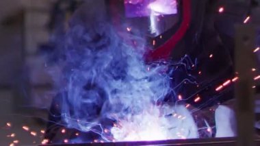 ağır çekimde fabrika küçük işletme dükkanda Bileme çelik yapı ve yapım sanayi işçisi elektrikli tekerlekli kıvılcım