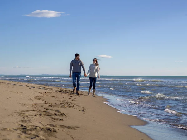Tineri Cuplu Având Distracție Mers Jos Îmbrățișare Plajă Timpul Toamnei — Fotografie, imagine de stoc