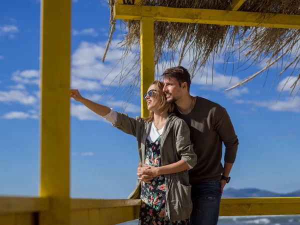 Felice Coppia Enyojing Tempo Insieme Sulla Spiaggia Durante Giornata Autunnale — Foto Stock