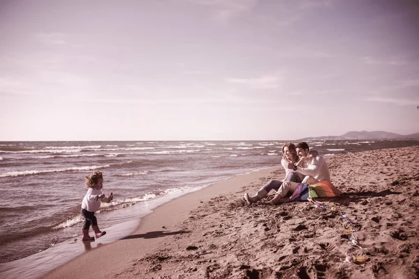 Família Com Filhinha Divertindo Fazendo Bolha Sabão Praia Durante Filtro — Fotografia de Stock