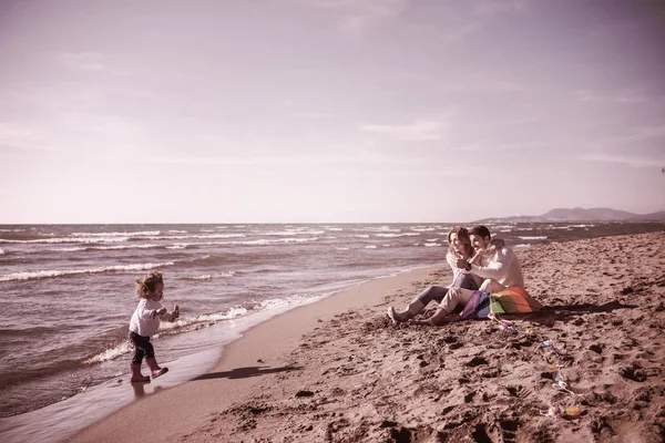 Famille Avec Petite Fille Amuser Faire Des Bulles Savon Plage — Photo