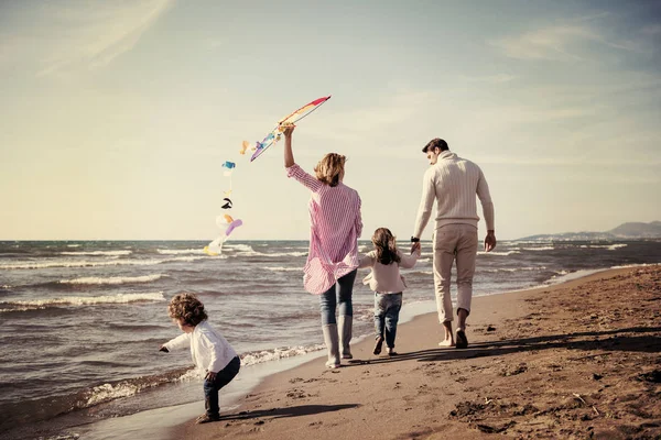 Młoda Rodzina Dziećmi Odpoczynku Zabawy Latawcem Plaży Podczas Filtra Jesienny — Zdjęcie stockowe