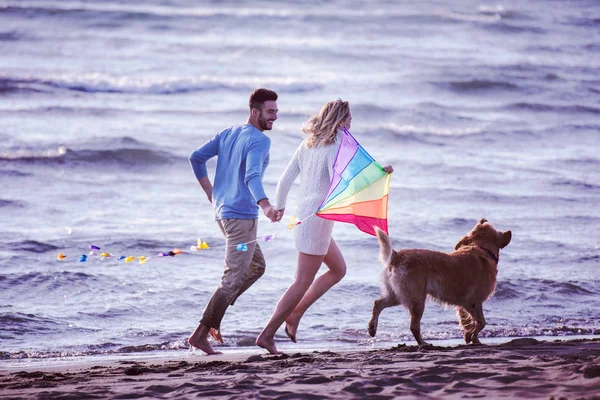 Pareja Joven Divirtiéndose Jugando Con Perro Cometa Playa Día Otoño — Foto de Stock