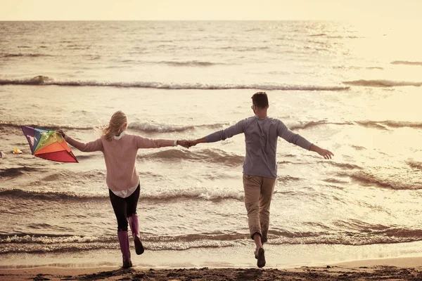 Joven Pareja Divirtiéndose Jugando Con Una Cometa Playa Otoño Filtro —  Fotos de Stock