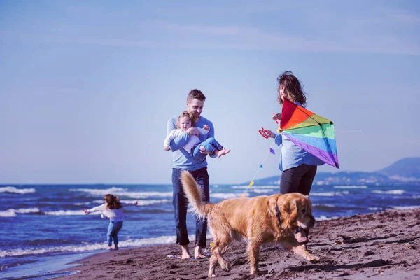 Familia Joven Feliz Con Niños Divirtiéndose Con Perro Cometa Playa — Foto de Stock