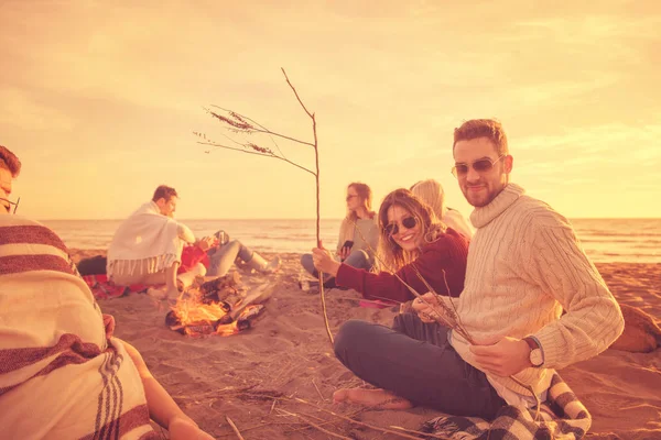 Tineri Cuplu Bucurându Prietenii Jurul Campfire Beach Apus Soare Bea — Fotografie, imagine de stoc