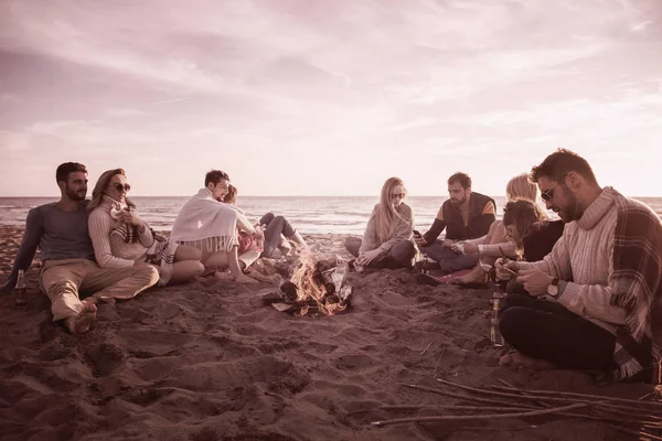 Happy Carefree Jovens Amigos Divertindo Bebendo Cerveja Por Fogueira Praia — Fotografia de Stock