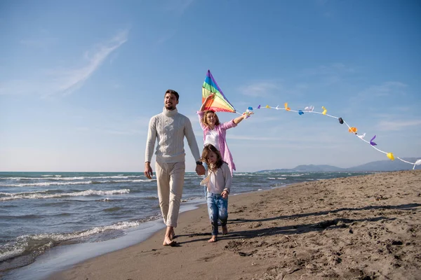 Fiatal Család Gyerekekkel Pihenés Szórakozás Egy Sárkány Strandon Ősszel Nap — Stock Fotó