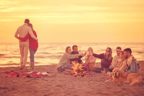 Casal Jovem Curtindo Com Amigos Redor Fogueira Praia Pôr Sol — Fotografia de Stock