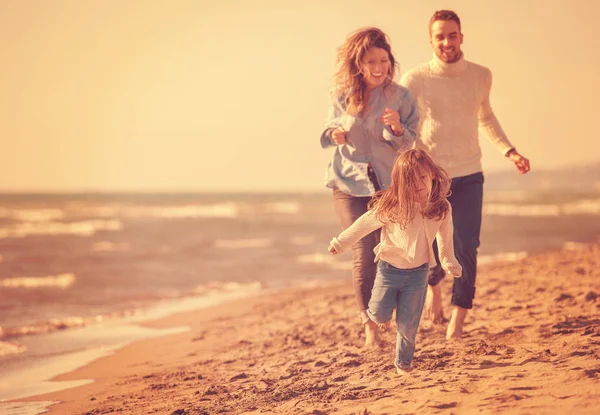 Rodina Dětmi Odpočívá Baví Pláži Během Podzimního Dne Filtr — Stock fotografie