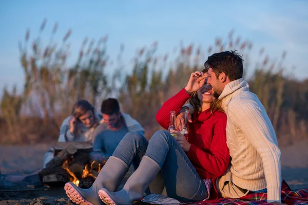 Junges Paar Genießt Mit Freunden Lagerfeuer Strand Bei Sonnenuntergang Bier — Stockfoto