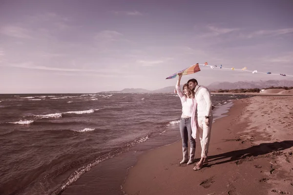 Joven Pareja Divirtiéndose Jugando Con Una Cometa Playa Otoño Filtro —  Fotos de Stock