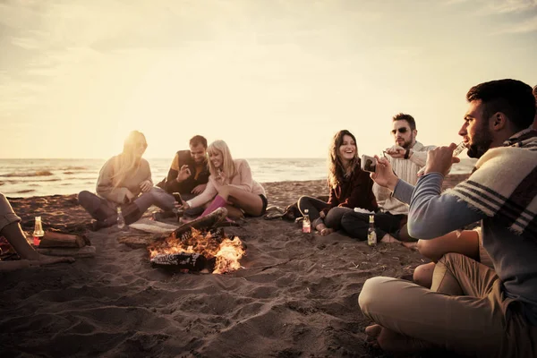 Fröhliche Unbeschwerte Junge Freunde Die Spaß Haben Und Bier Lagerfeuer — Stockfoto