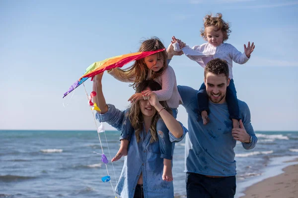 Junge Familie Mit Kindern Ruhen Und Spaß Mit Einem Drachen — Stockfoto