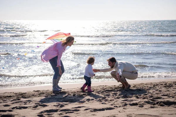 Familia Joven Con Niños Descansando Divirtiéndose Con Una Cometa Playa —  Fotos de Stock