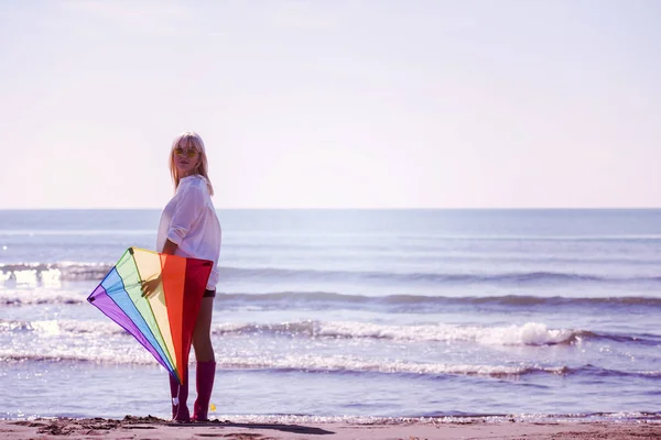 秋天的一天 美丽的年轻女子在海滩放风筝玩乐 — 图库照片