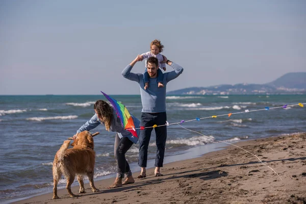 Família Jovem Feliz Com Crianças Divertindo Com Cão Pipa Praia — Fotografia de Stock